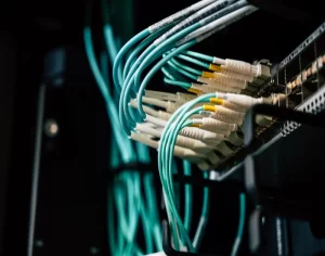 Turkuaz renkli kabloların server kurulumu için ilgili bağlantılarının yapıldığı görsel
